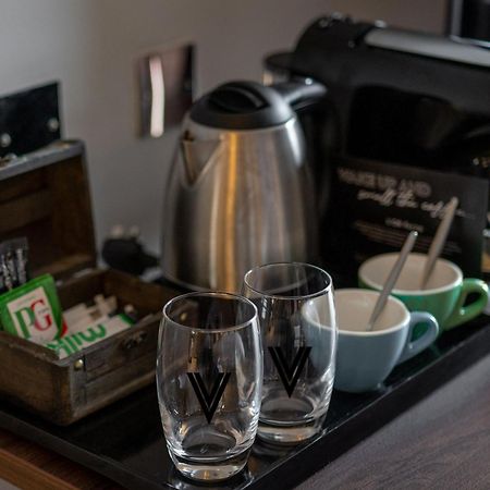Village Hotel Manchester ハイド エクステリア 写真