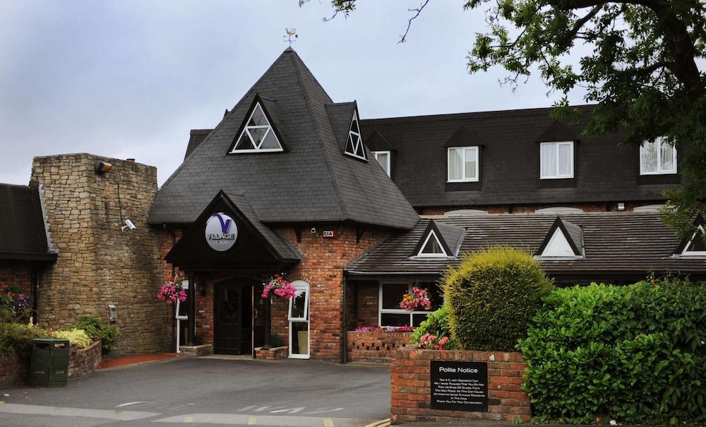 Village Hotel Manchester ハイド エクステリア 写真