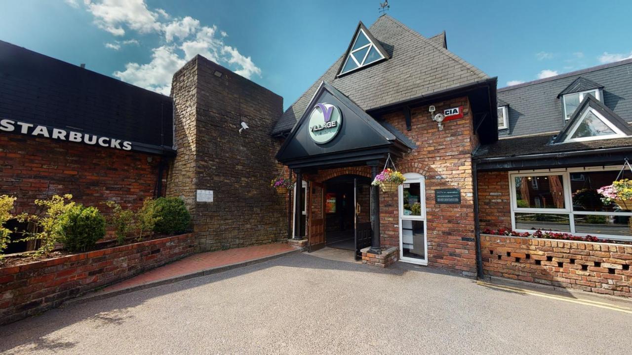 Village Hotel Manchester ハイド エクステリア 写真