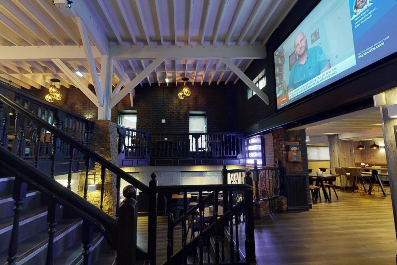 Village Hotel Manchester ハイド エクステリア 写真