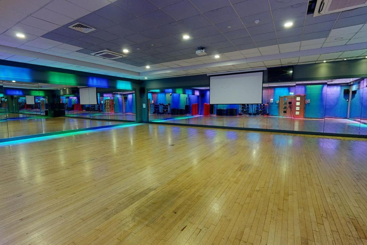 Village Hotel Manchester ハイド エクステリア 写真