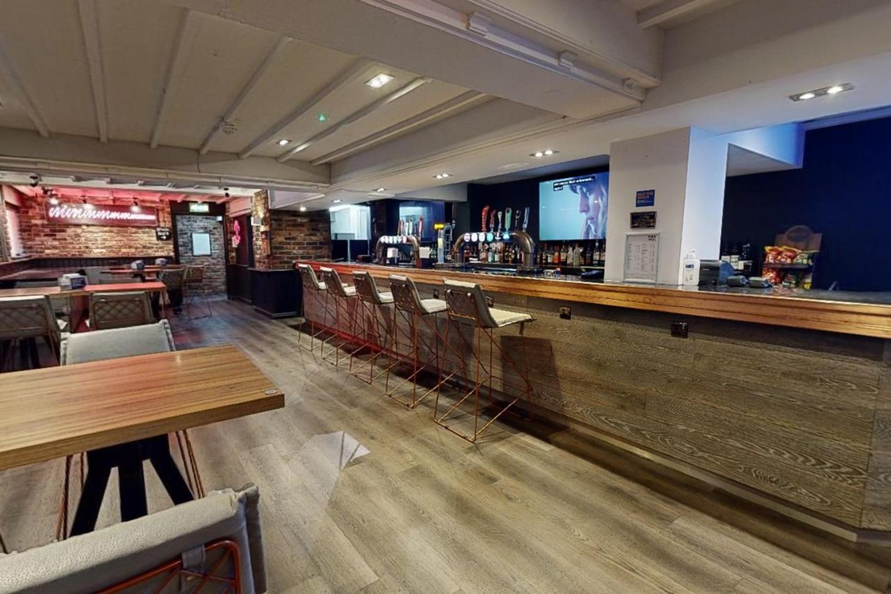 Village Hotel Manchester ハイド エクステリア 写真