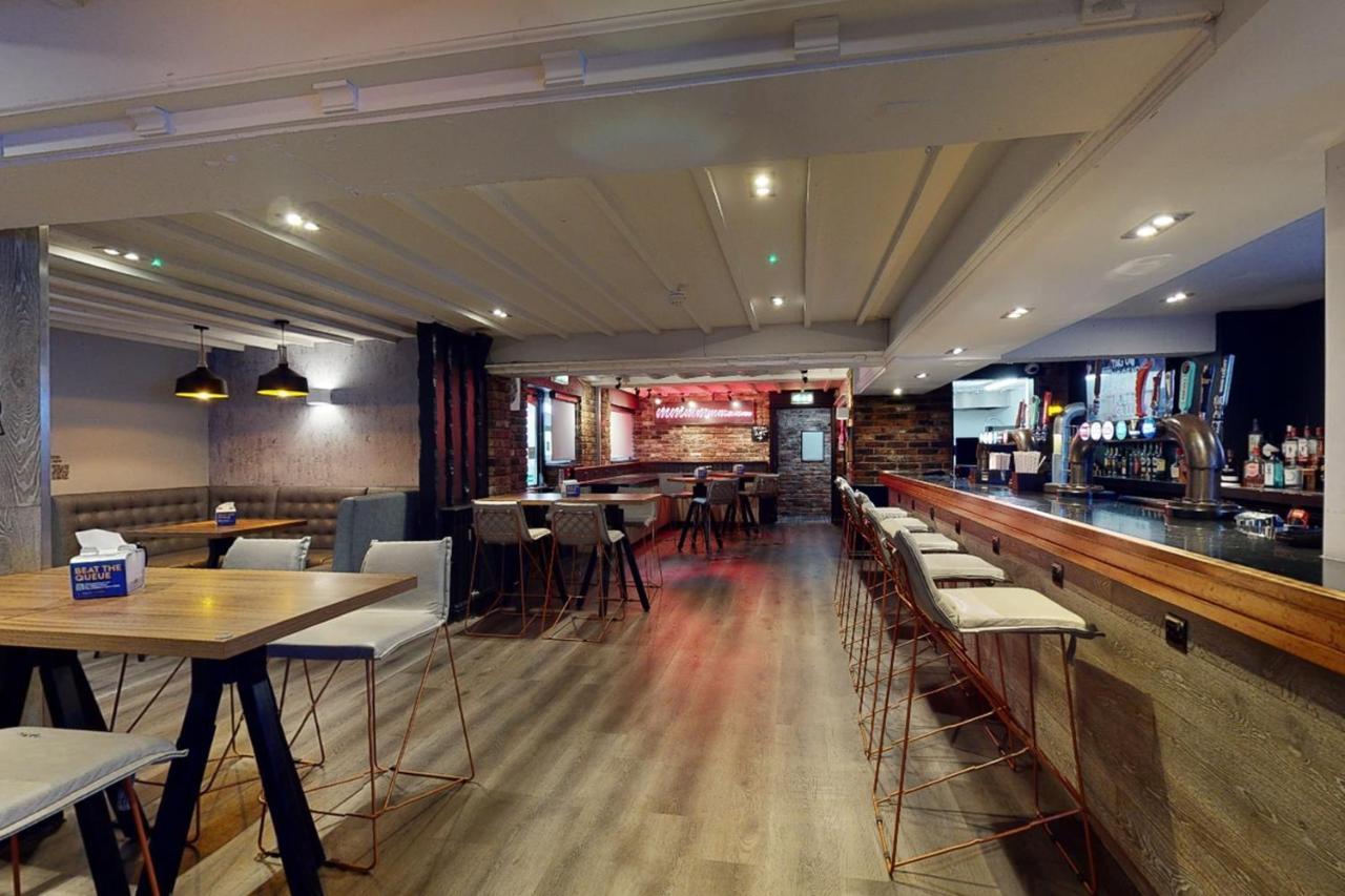 Village Hotel Manchester ハイド エクステリア 写真