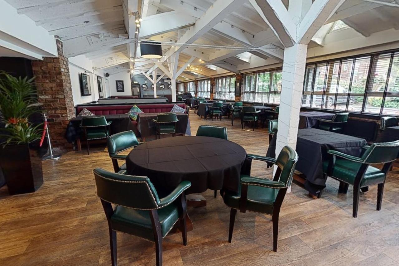 Village Hotel Manchester ハイド エクステリア 写真