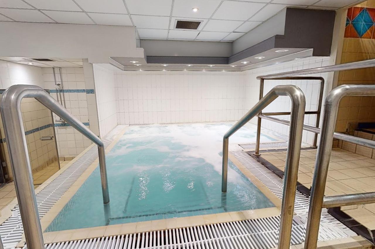 Village Hotel Manchester ハイド エクステリア 写真
