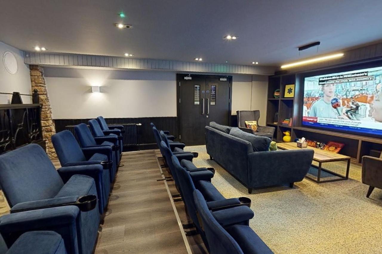 Village Hotel Manchester ハイド エクステリア 写真
