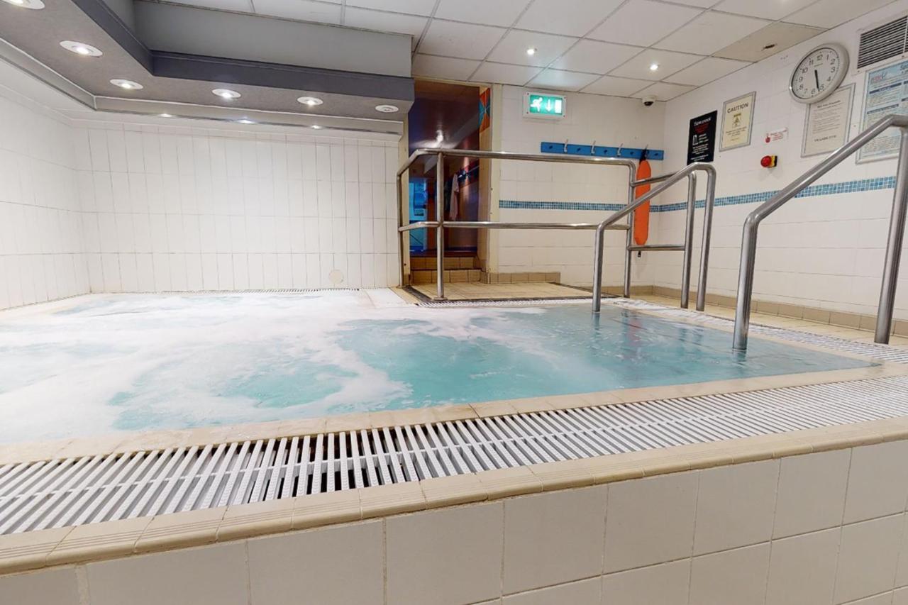 Village Hotel Manchester ハイド エクステリア 写真