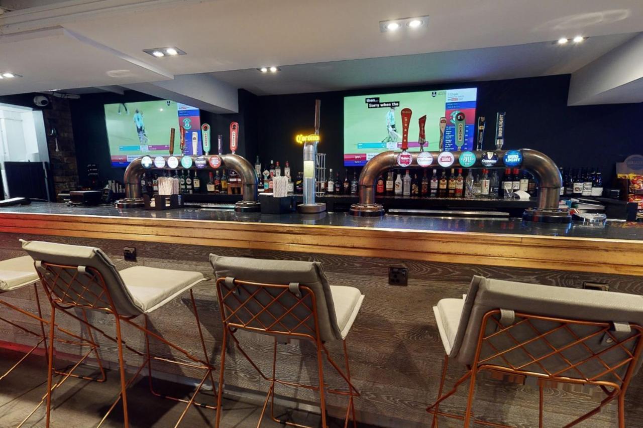 Village Hotel Manchester ハイド エクステリア 写真
