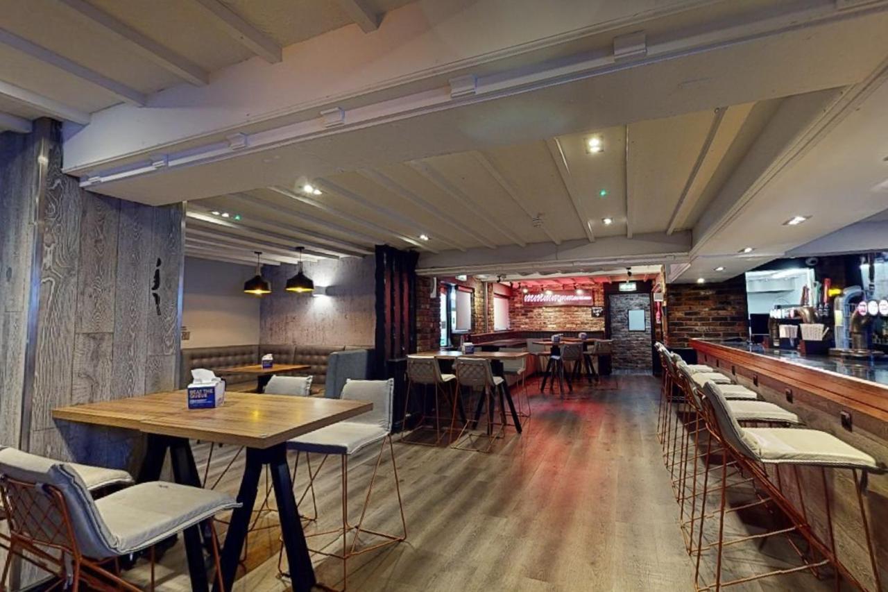 Village Hotel Manchester ハイド エクステリア 写真