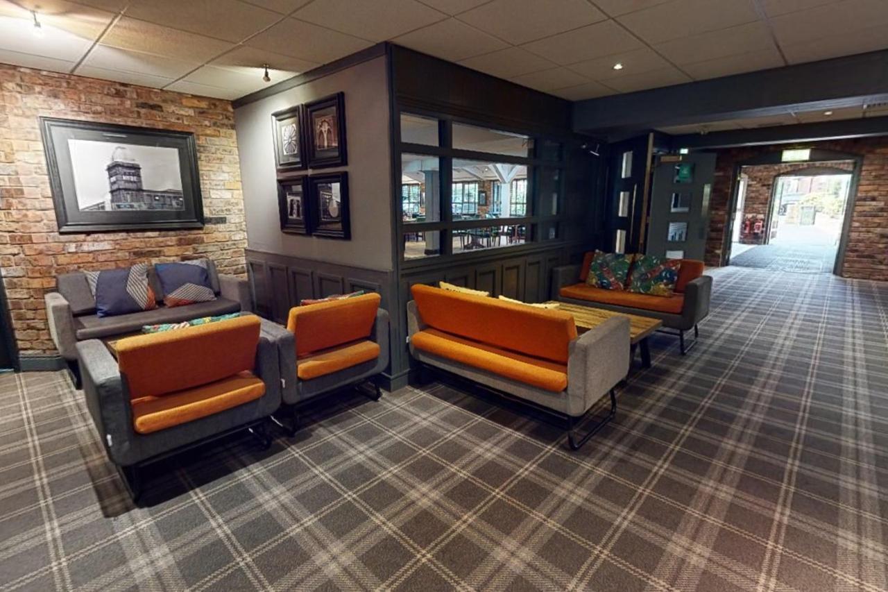 Village Hotel Manchester ハイド エクステリア 写真