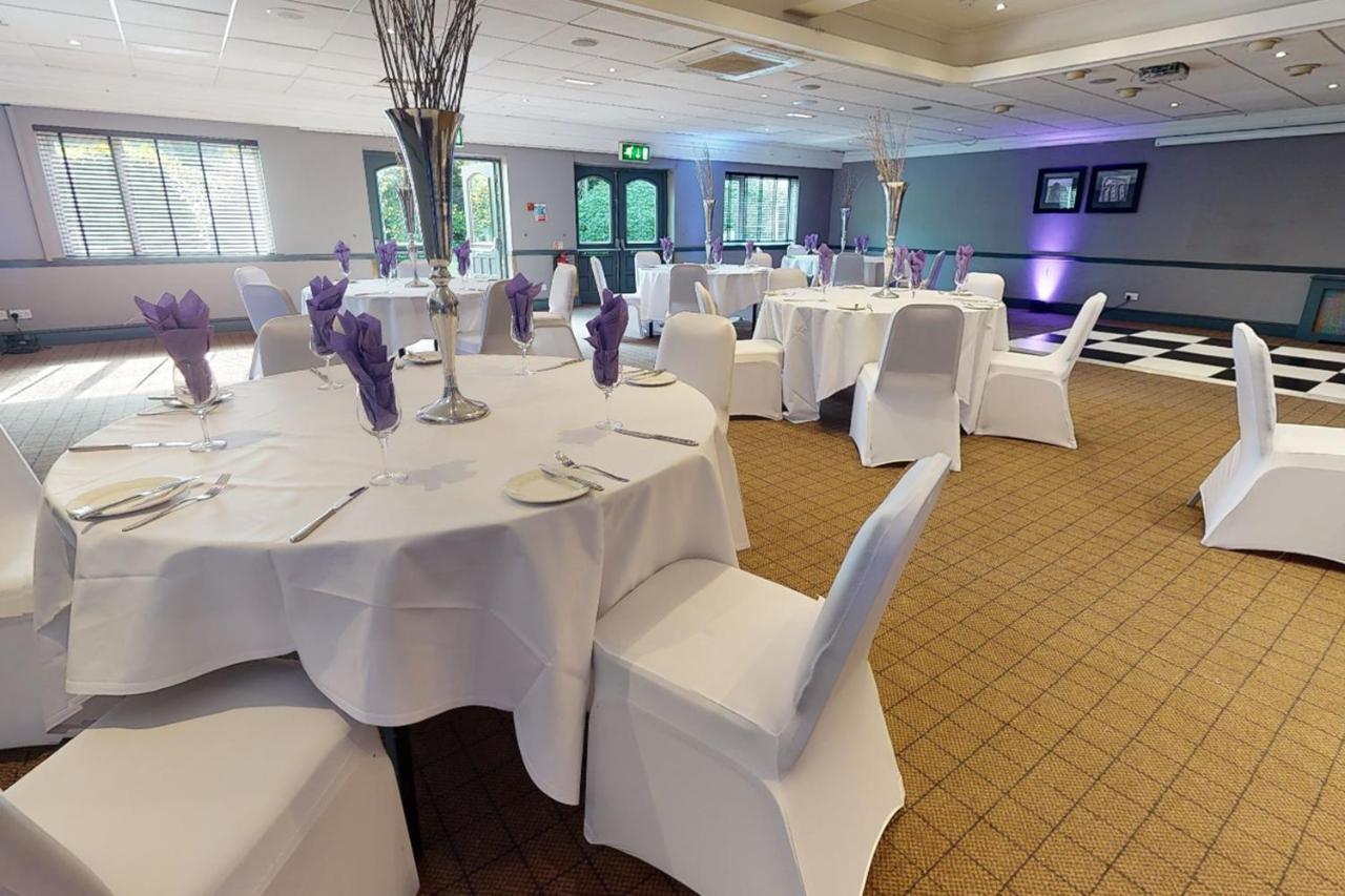 Village Hotel Manchester ハイド エクステリア 写真