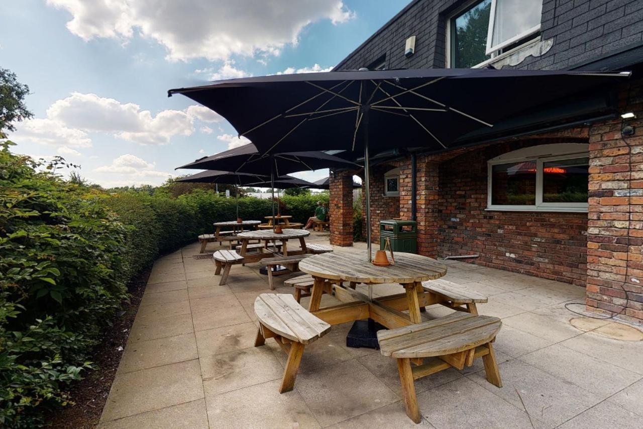 Village Hotel Manchester ハイド エクステリア 写真