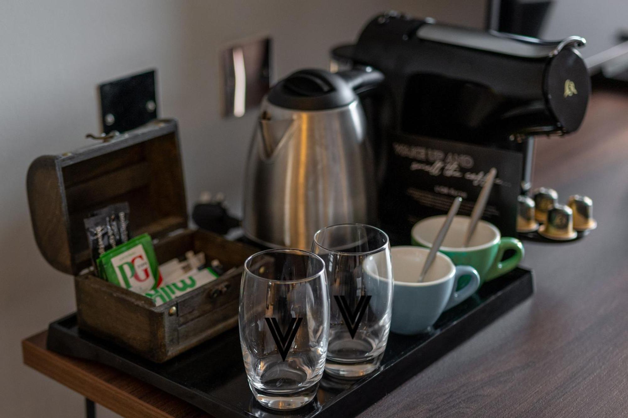 Village Hotel Manchester ハイド エクステリア 写真