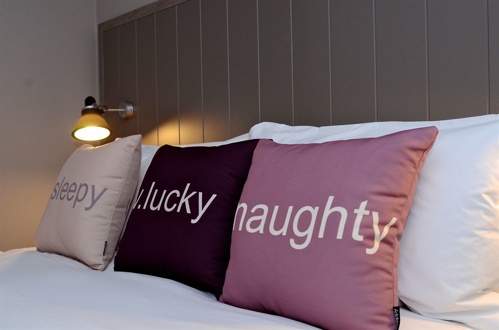 Village Hotel Manchester ハイド エクステリア 写真