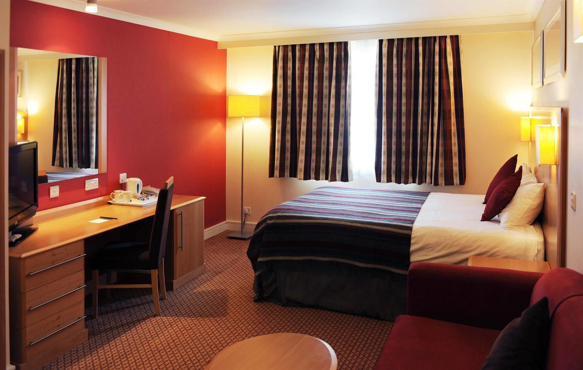 Village Hotel Manchester ハイド エクステリア 写真
