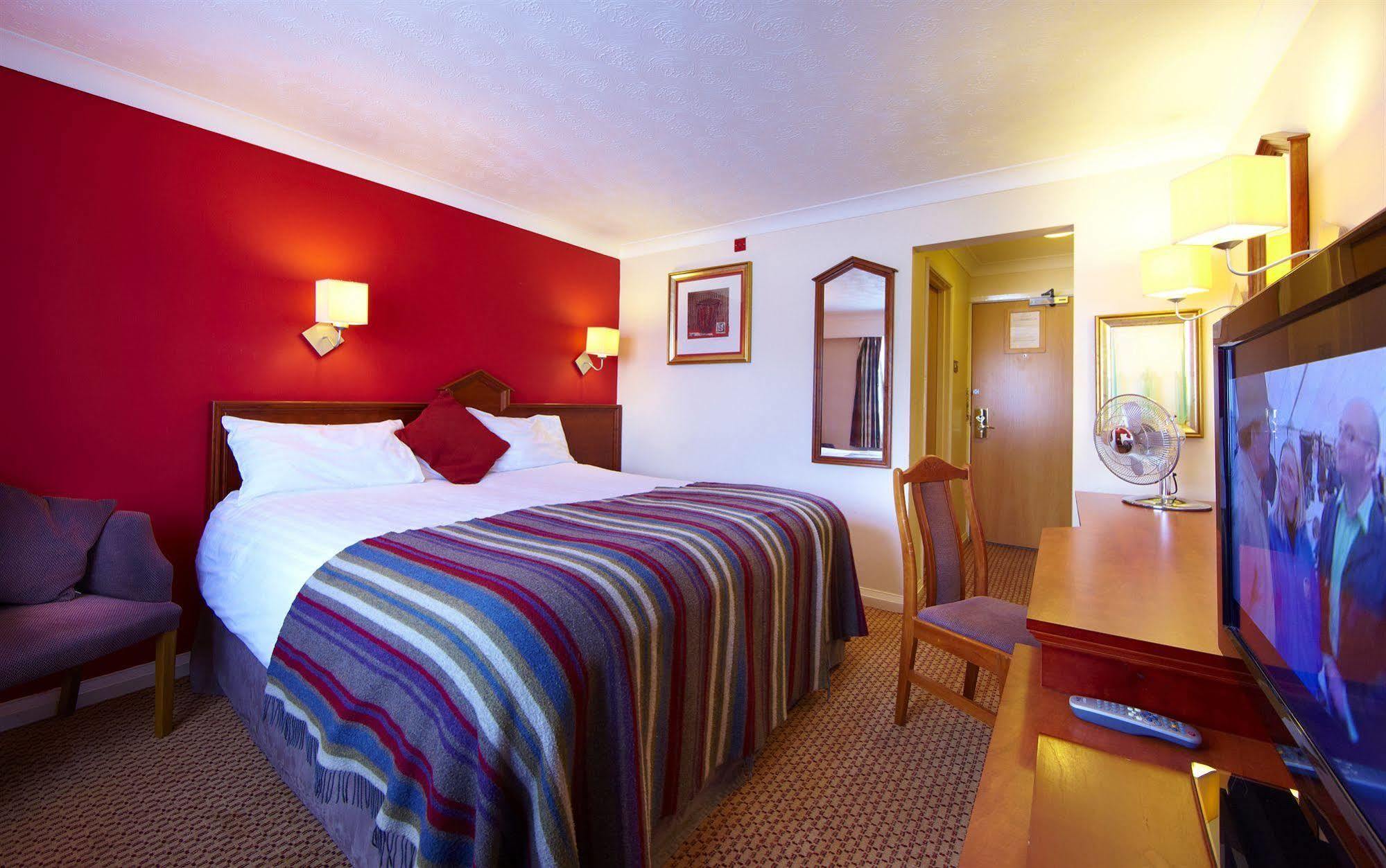 Village Hotel Manchester ハイド エクステリア 写真