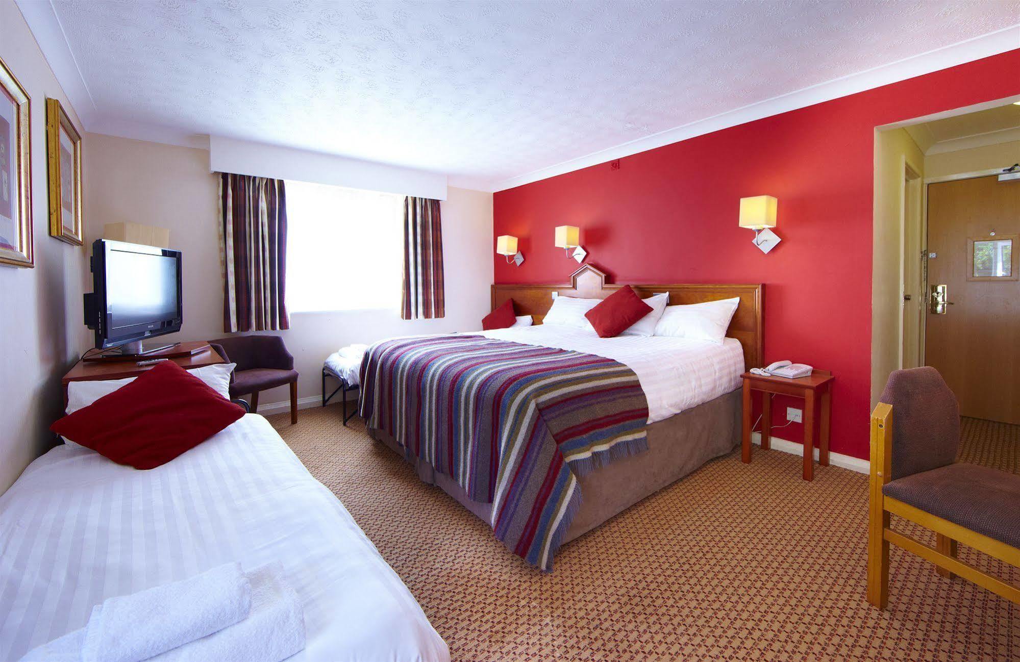 Village Hotel Manchester ハイド エクステリア 写真