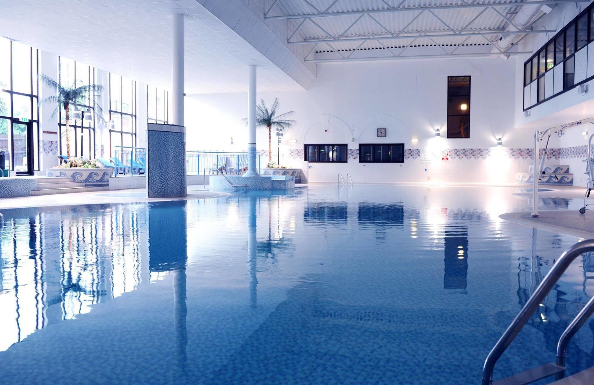 Village Hotel Manchester ハイド エクステリア 写真