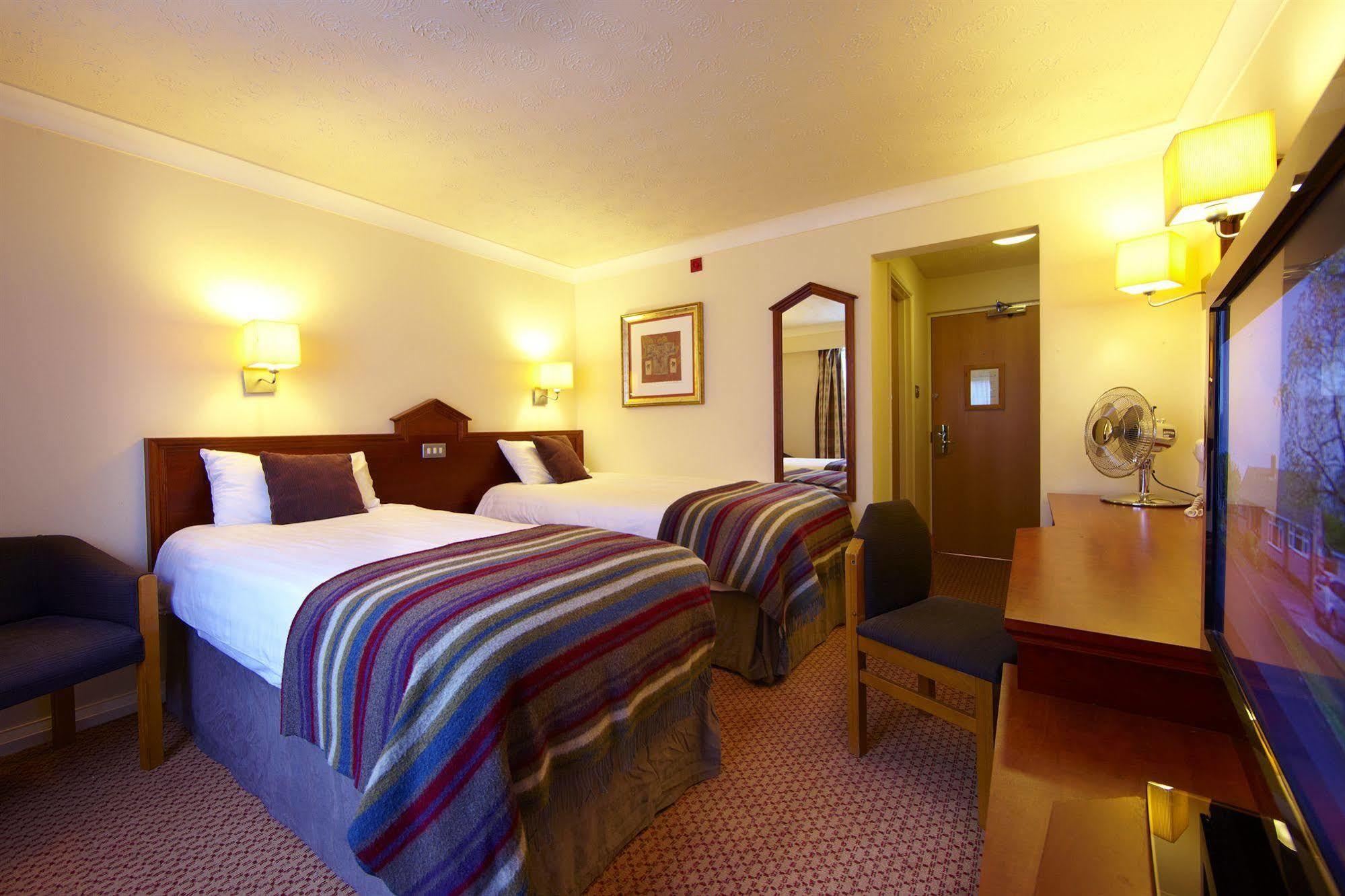 Village Hotel Manchester ハイド エクステリア 写真